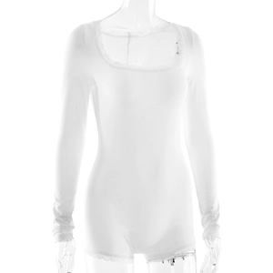 Vue détaillée du body blanc à manches longues avec bordure en dentelle et encolure carrée