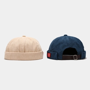 Gorro docker de pana minimalista en azul marino y crema con correa de cuero