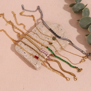 Bracelet chaîne à perles en acier plaqué or 18K avec breloques en zircon coloré