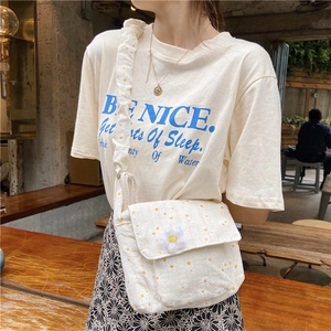 Japanese style white daisy canvas shoulder bag with pleated strap and 3D flower detail