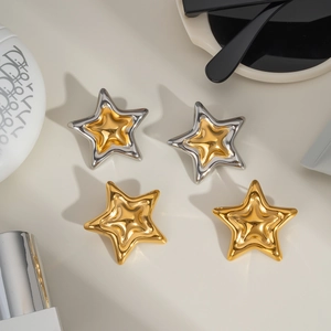 Boucles d'oreilles étoiles 3D minimalistes en or et argent avec surface miroir polie