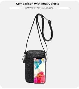 Gros plan du motif floral gaufré sur le sac à bandoulière noir pour téléphone portable