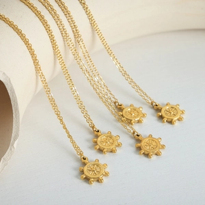 Colliers avec pendentif gouvernail de navire vintage en acier plaqué or 18k