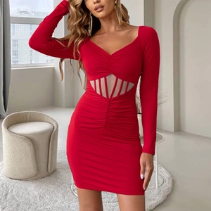 Détail de la robe rouge à col en V avec taille plissée élégante et design en maille ajourée