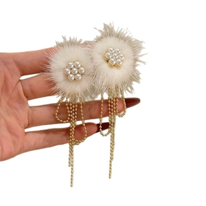 Elegante weiße Pelzball-Ohrringe mit Perlenblumen und langen goldfarbenen Quasten