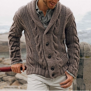 Herren Strickjacke in Braun mit Schalkragen, Zopfmuster und einreihigen Knöpfen
