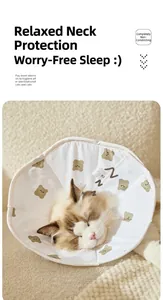 Detalle del collar de recuperación suave e impermeable con dibujos de osos para gatos