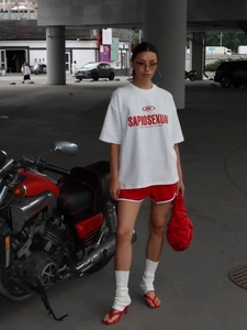Λευκό βαμβακερό oversized T-shirt με κόκκινο τύπωμα Sapiosexual φορεμένο από μοντέλο