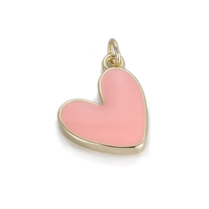 Dettaglio del ciondolo a cuore in smalto rosa con bordo dorato per gioielli fai-da-te