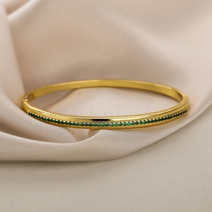Bracciale rigido minimalista placcato oro 18K con zirconi verdi su seta beige