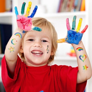 Tatouages temporaires colorés avec motifs arc-en-ciel et étoiles pour enfants