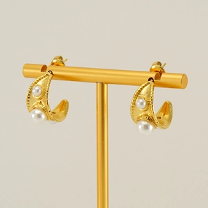 Élégantes boucles d'oreilles C en acier doré 18k avec perles vintage sur support doré chic