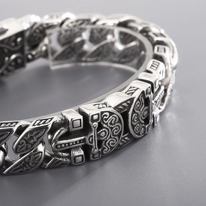 Dettaglio macro del bracciale punk argento con motivi egizi e finitura vintage in acciaio