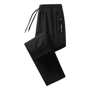 Detail der Herren-Jogginghose mit dickem Fleece-Futter und Reißverschlusstaschen