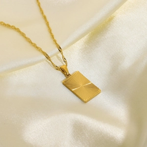 Elegante collana con pendente rettangolare in acciaio inossidabile placcato oro 18K su seta