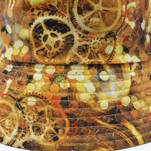 Détail d'un chapeau bob steampunk avec imprimés engrenages dorés et bord avec coutures