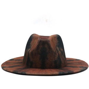 Primer plano de sombrero jazz de ala plana con estampado de leopardo marrón y negro en fieltro