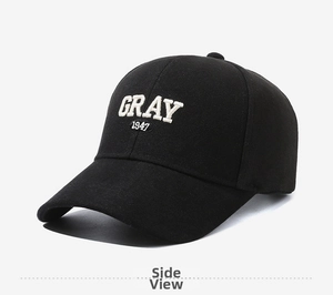 Detailansicht der hochwertigen Stickerei 'GRAY 1947' auf einer schwarzen Baumwoll-Baseballkappe