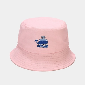 Dettaglio cappello alla pescatora rosa in cotone con ricamo di balena blu e cuciture