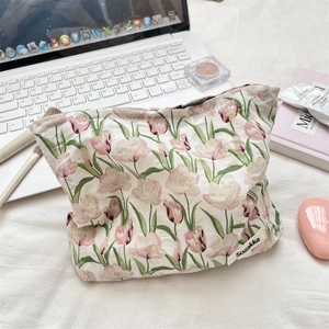 Gros plan détaillé de la trousse à maquillage en toile à tulipes avec étiquette tissée