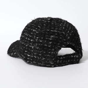 Détail de l'arrière d'une casquette de baseball en tweed noir épais aux reflets argentés