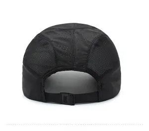 Dettaglio della fibbia regolabile e mesh traspirante sul retro del cappellino sportivo nero
