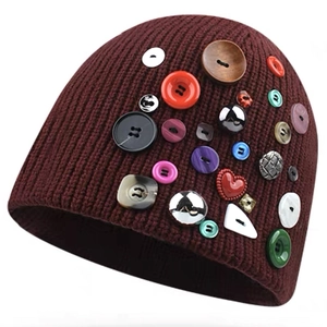 Bonnet en maille bordeaux pour femme orné de boutons décoratifs multicolores