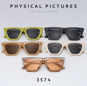 Esposizione di occhiali da sole squadrati cat-eye in cinque diversi colori trendy