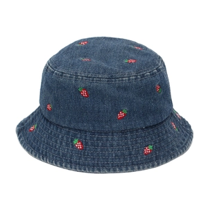 Détail de la broderie fraise rouge sur le chapeau bob en denim bleu foncé pour enfants