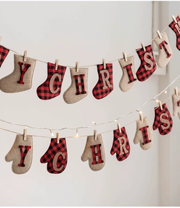 Détail de bannière de Noël en feutre avec chaussettes à carreaux rouges et guirlande LED