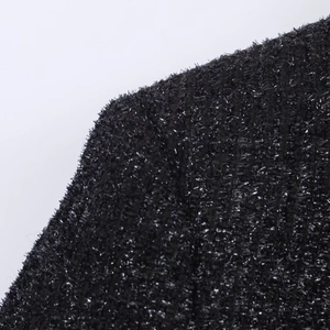Detailaufnahme von schwarzem Tweed-Stoff mit silbernem Metallfaden für Blazer-Jacken