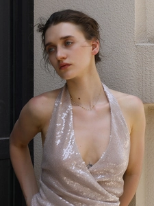Détail du collier à billes plaqué or 18 carats avec zircon goutte sur un mannequin