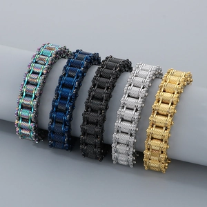 Bracelets chaîne de moto minimalistes en acier inoxydable en cinq finitions métalliques