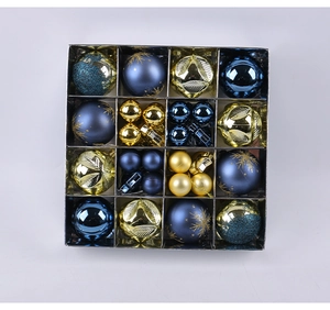 Détails de boules de Noël bleues et dorées avec motifs de flocons dans une boîte