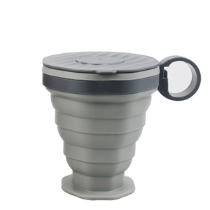 Tazza da caffè pieghevole in silicone grigio con coperchio nero e cinturino su sfondo bianco