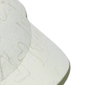 Gros plan d'une casquette crème pailletée avec motif de cœur rose brodé