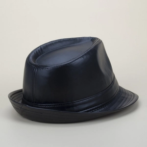 Detail eines schwarzen Lederhutes im Vintage-Stil mit feiner Naht und klassischer Krone