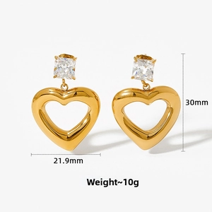 Vue détaillée des boucles d'oreilles cœur avec zircon montrant les dimensions de 30mm