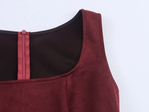 Détail du dos de la robe bordeaux avec fermeture éclair invisible et texture suédée