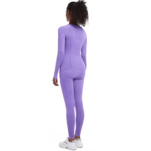 Dettaglio del set yoga lilla senza cuciture con trama in maglia su schiena e maniche