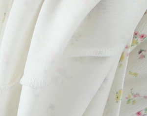 Gros plan du tissu à fleurs roses montrant les détails de couture et la texture