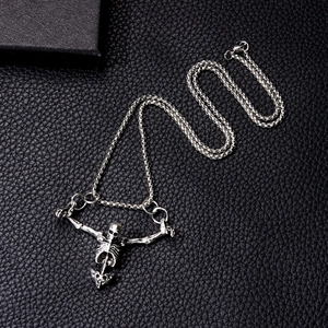 Gros plan détaillé du pendentif tête de mort punk avec chaîne sur fond de cuir noir