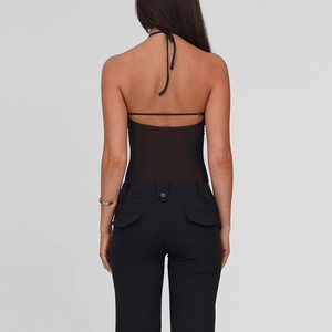 Sexy zwarte halterbody voor dames met rugopening en een nauwsluitende, slanke pasvorm
