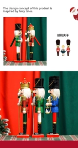 Detailaufnahme bunter glitzernder Nussknacker-Soldatenpuppen aus Holz für die Weihnachtsdeko