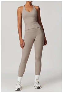 Completo da yoga taupe con top a vogatore e leggings a vita alta per donna