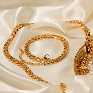 Ensemble luxueux collier et bracelet à maille cubaine en acier doré sur soie