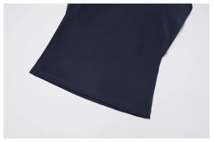 Dettaglio macro dell'orlo a doppia cucitura sulla canotta da yoga sportiva blu navy