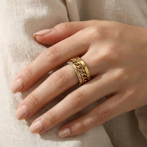 Gros plan d'une femme portant une bague chaîne dorée ornée de zircons étincelants
