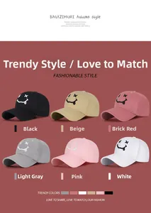 Gros plan sur les détails du smiley brodé sur des casquettes en coton en six couleurs variées