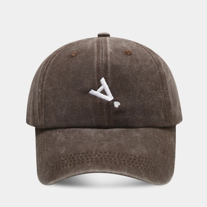 Dettaglio del cappellino da baseball in cotone marrone lavato con ricamo bianco lettera A